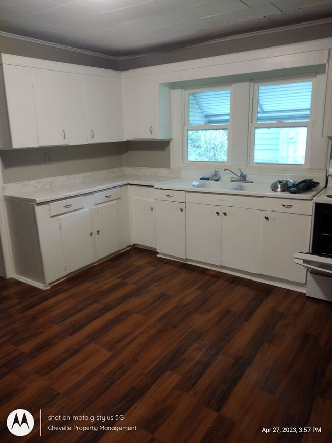 Building Photo - Updated Beautiful 2 Bedroom 1 Bath