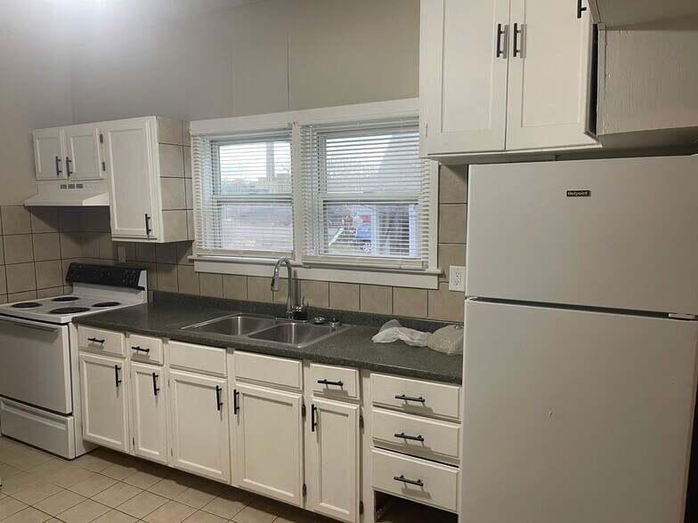 Building Photo - 836 N Larch St