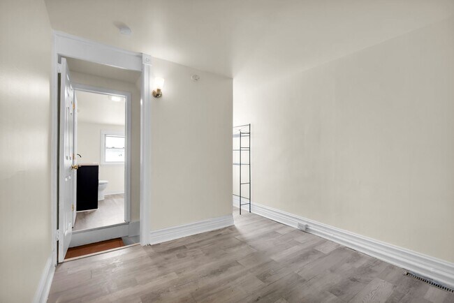 Building Photo - 210 1/2 Peach Street