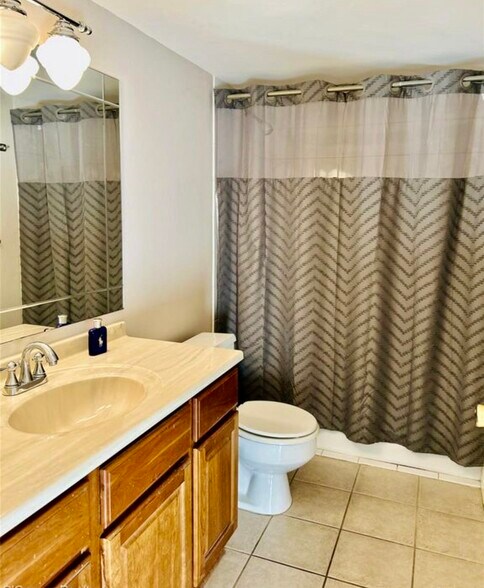 Building Photo - 1637 S Riverside Ave