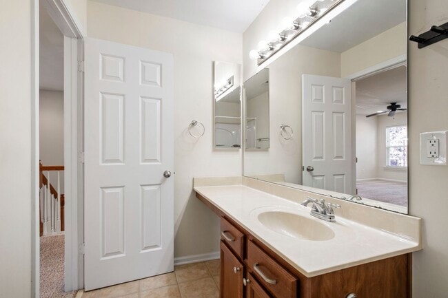 Building Photo - Charming 2-Bedroom Townhome in Desirable R...