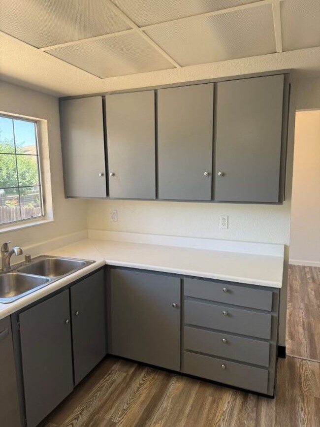 Building Photo - Rare Remodeled 5 Bedroom 2.5 Bath Tri Level in Vacaville