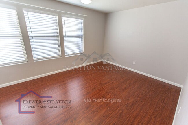 Building Photo - 2102 E Spruce Dr