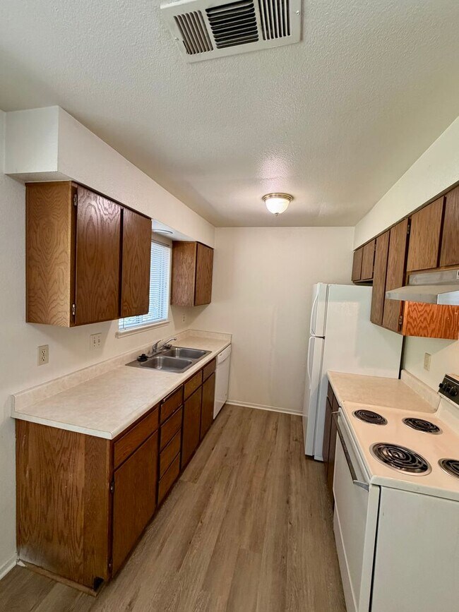 Building Photo - 1717 Bramble Pl