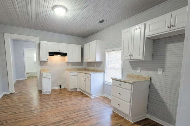 Building Photo - 625 E Wall St