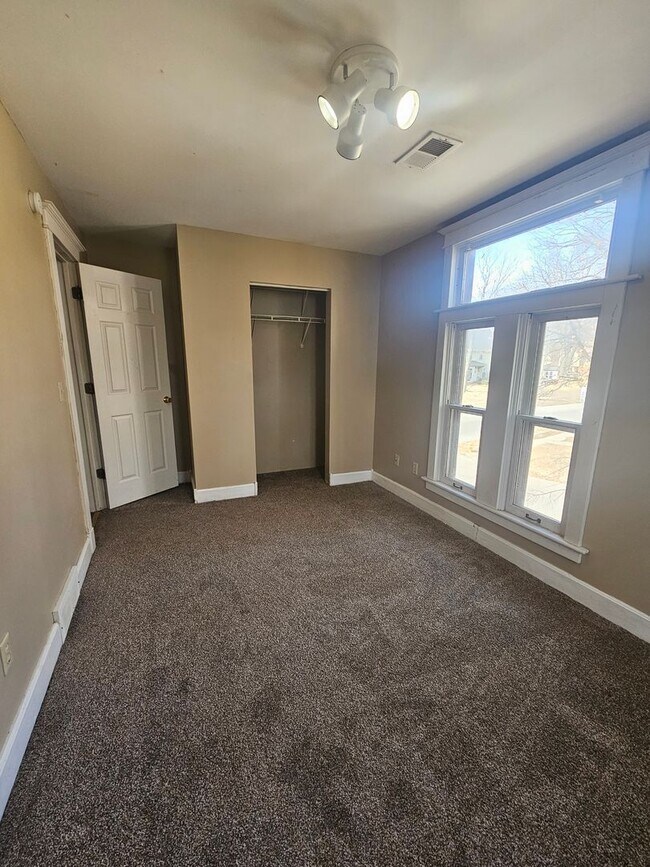 Building Photo - 929 Bridge