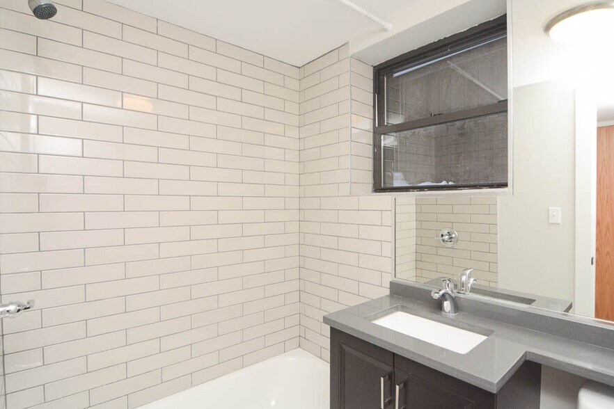 Building Photo - 438 W Belden Ave