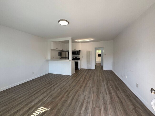 Interior Photo - 14220 Burbank Blvd