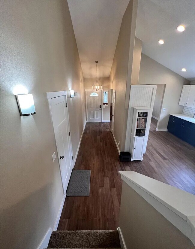 Building Photo - Great Neighborhood 3bd/ 2.5 Avail. Nov. 28th