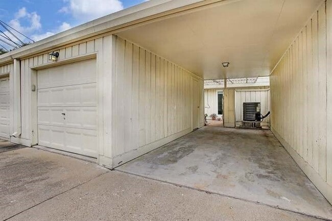 Building Photo - 12662 Rip Van Winkle Dr