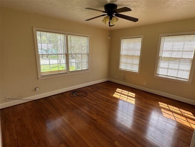 Building Photo - 1016 S Booth Ln