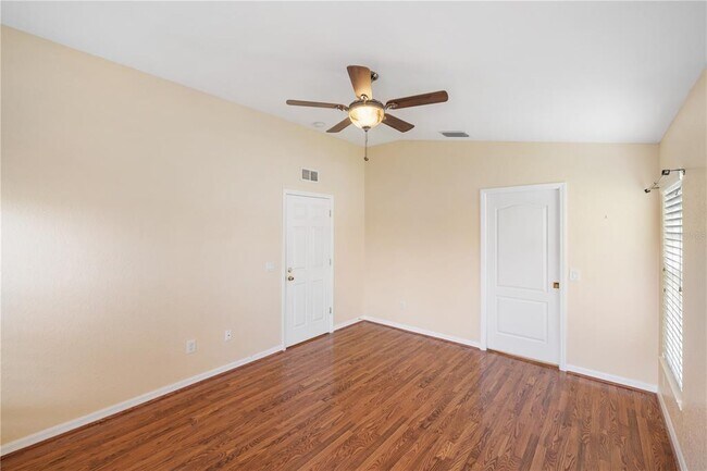 Building Photo - 1556 Scarlett Ave