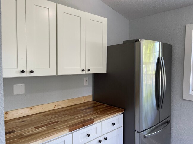 Building Photo - 215 E Burwell Ave