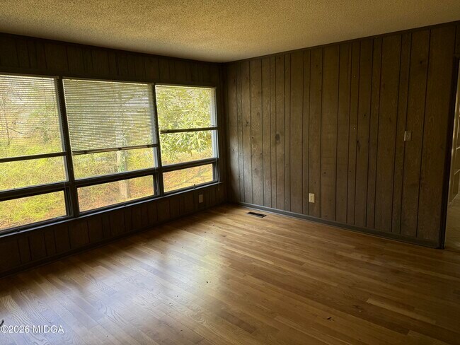 Building Photo - 803 Captain Kell Dr