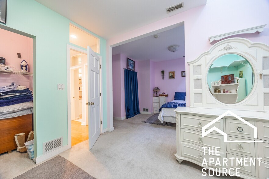 Building Photo - 1723 N Wood St