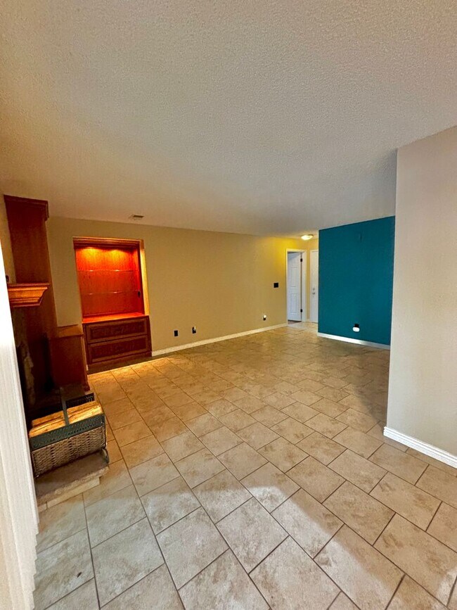 Building Photo - Beautifully Updated 2-Bed – Dual Masters w...