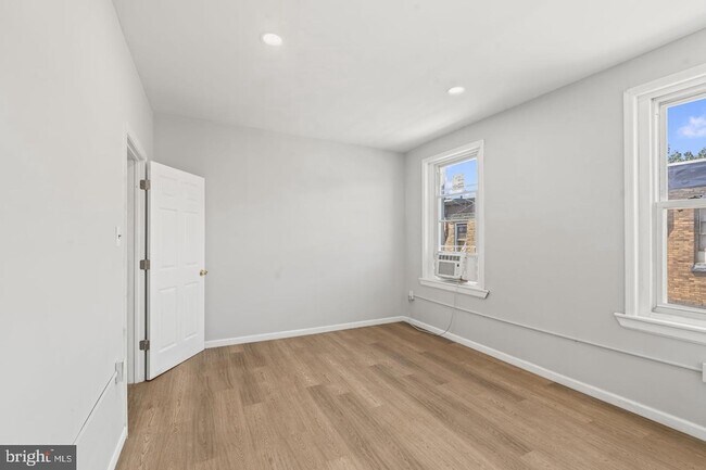 Building Photo - 2423 N Myrtlewood St