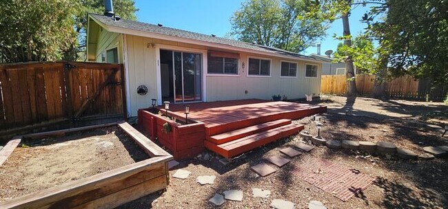 Building Photo - For Rent 3 bedroom 2 bath 2 car garage, Mi...