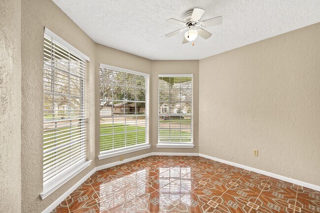Building Photo - 16019 Mission Village Dr