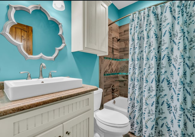 Building Photo - Beautiful 4-bedroom, 2.5-bath riverfront home