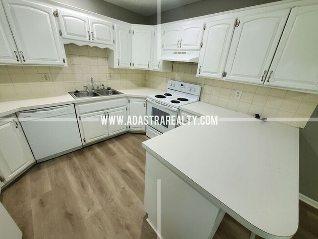 Building Photo - Spacious Duplex in the Heart of Olathe-Ava...