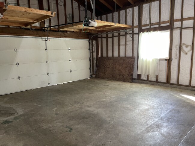 Building Photo - 1095 Maohu St