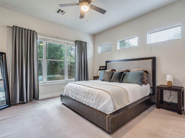 Building Photo - 17215 Oak Cliff Cir