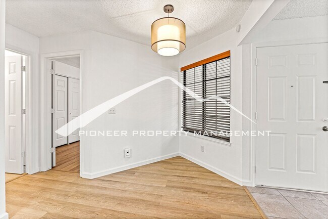 Building Photo - Gorgeous Condo with Washer/Dryer and Central AC