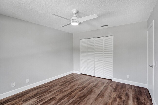 Building Photo - 9821 NW 5th Pl