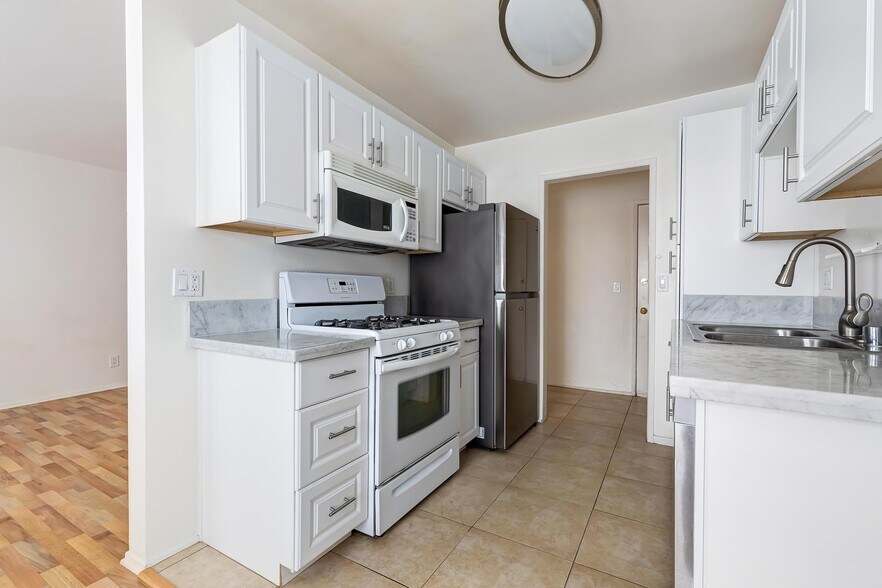 Building Photo - 943 9th St