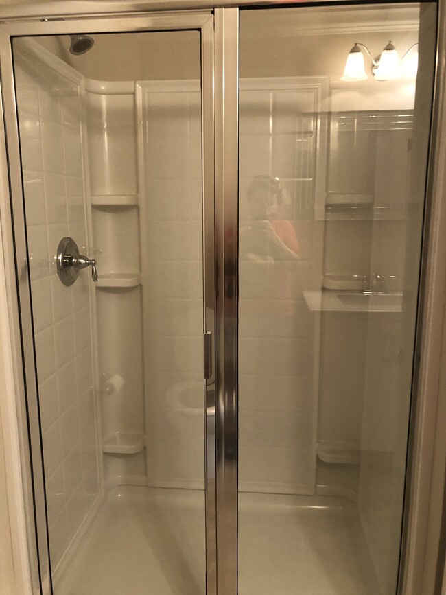 Walk-in shower - 815 Howard St