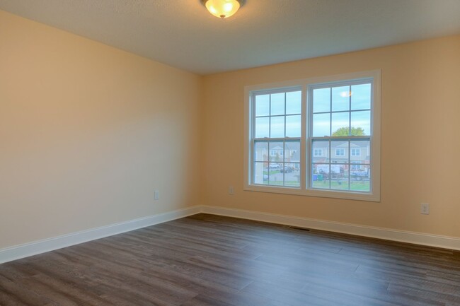 Building Photo - Oak Tree Townhome|3 Bed , 3.5 Bath|  June ...