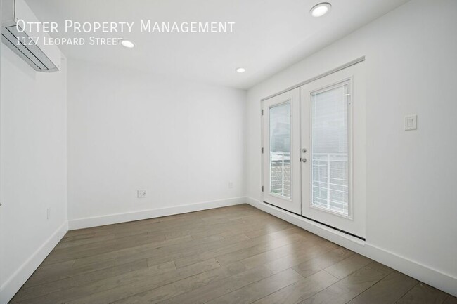 Building Photo - 1127 Leopard St