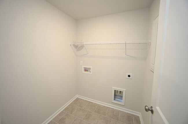 Building Photo - Beautiful 3 Bed+Bonus+2 Car Garage Townhom...