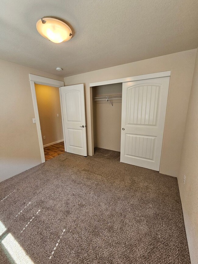 Building Photo - Beautiful Home near Schools and a Large Park!