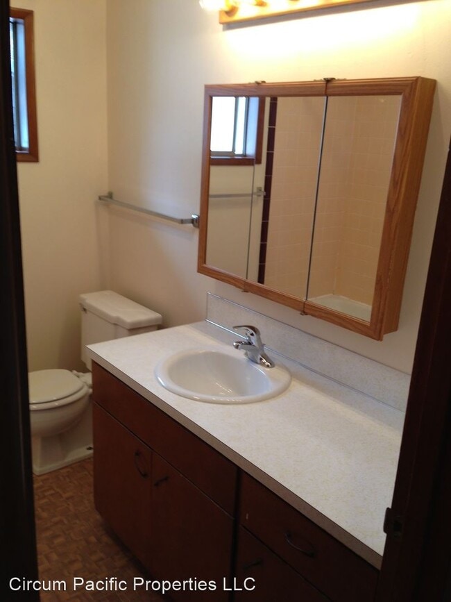 Building Photo - 2 br, 1 bath Apartment - 1925 NE 19th Ave.