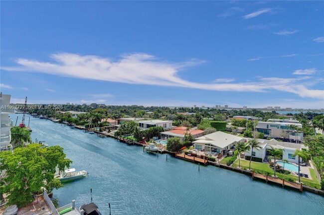 Building Photo - 10000 W Bay Harbor Dr