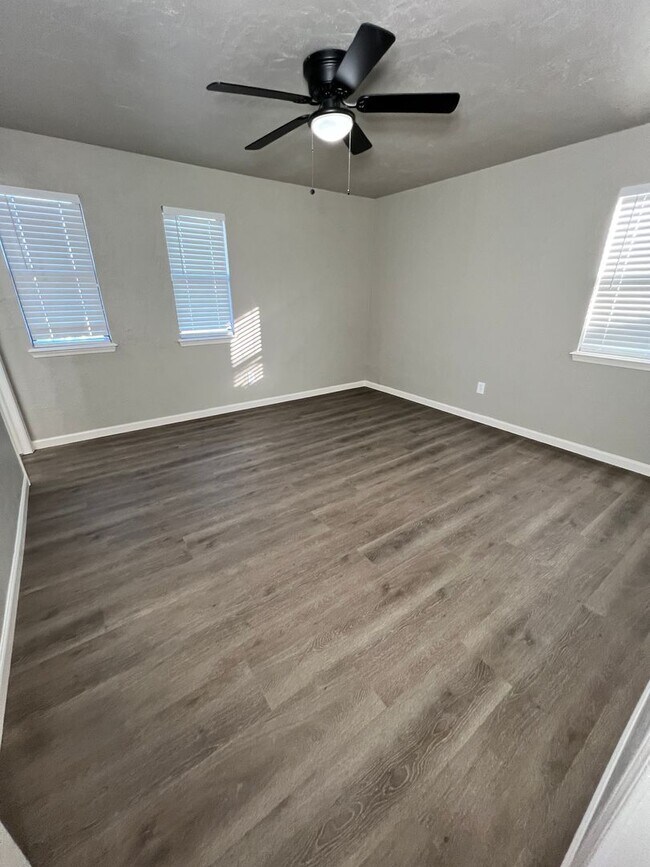 Building Photo - 919 SW 60th- AVAILABLE NOW!!