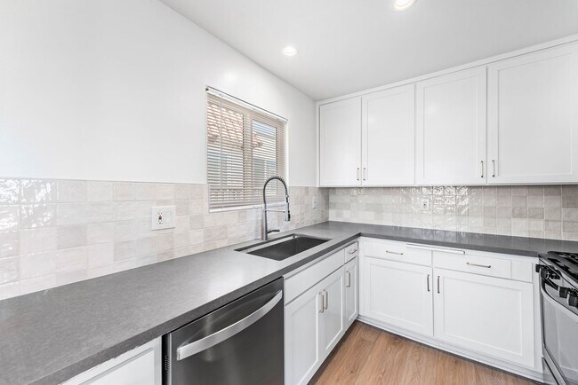 Building Photo - 223 Avenida Victoria