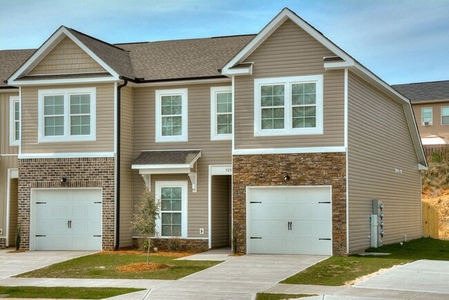 Building Photo - Beautiful End Unit Townhouse