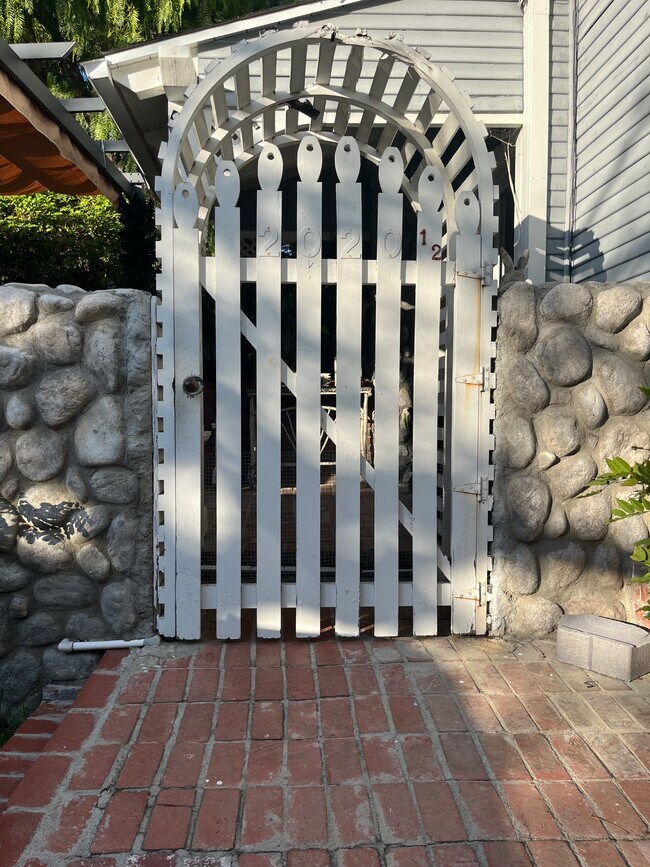 Primary Photo - 2020 Coldwater Canyon Dr