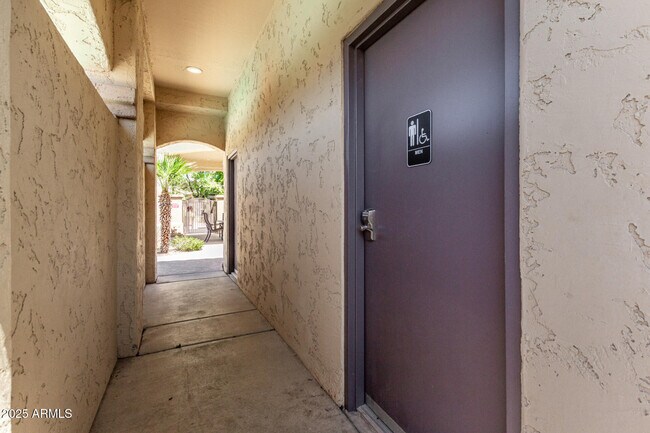 Building Photo - 7039 S Golfside Ln