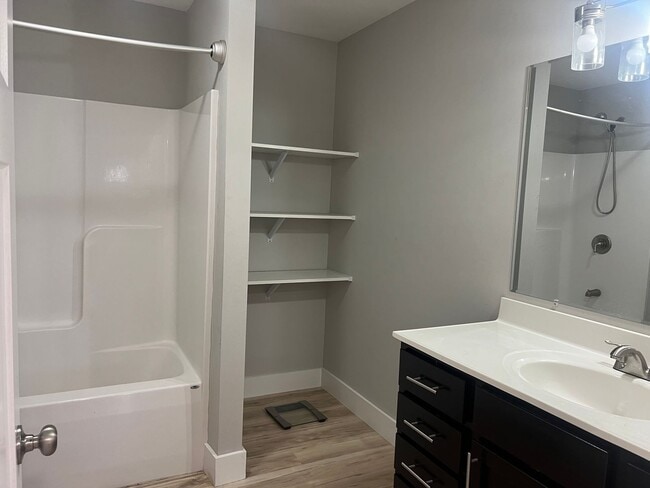 Building Photo - Beautiful home 3 minutes from ETSU!