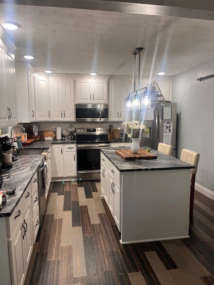 Building Photo - 102 Pineland Ln