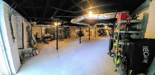 Building Photo - 1102 Greenbriar Cir