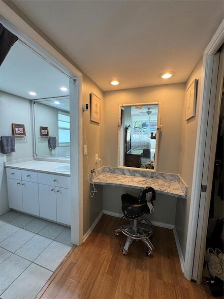 Building Photo - 2601 S Palm Aire Dr
