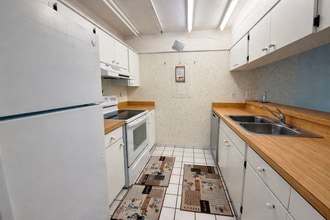 Building Photo - 940 Tennis Way