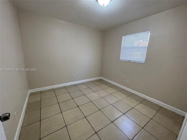 Building Photo - 534 NW 23rd Ave