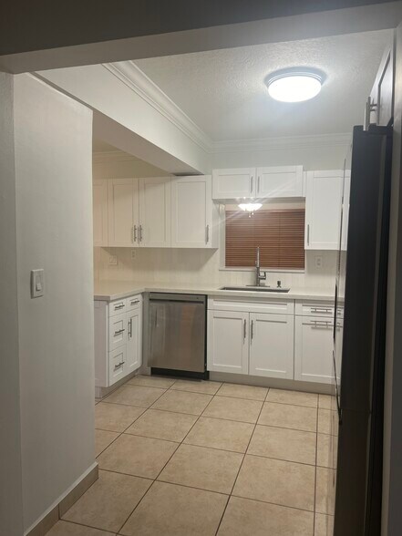 New kitchen and appliances - 403 SW 78th Pl