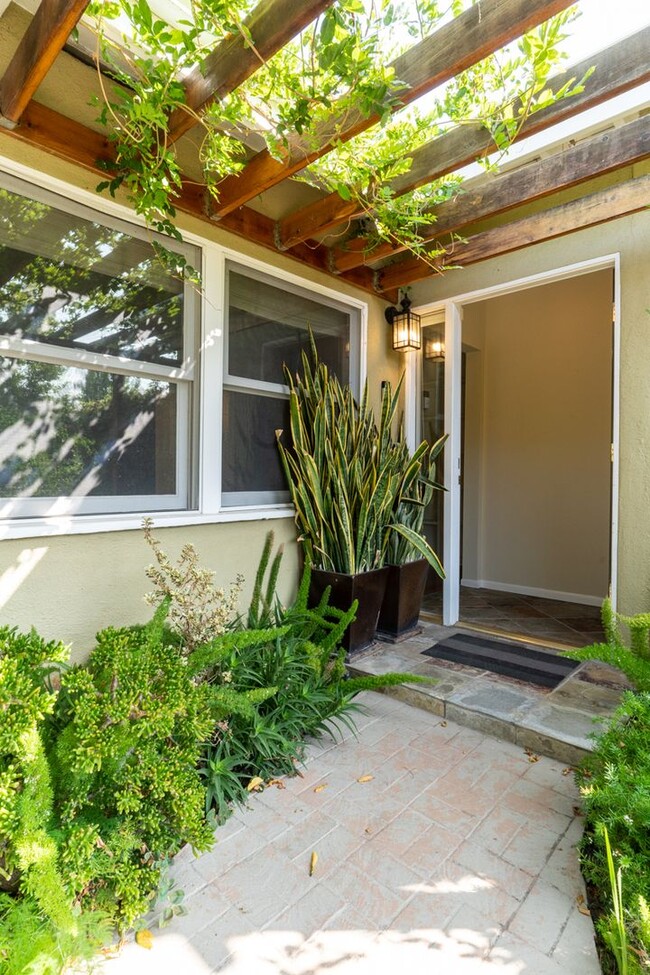 Building Photo - Beautiful 3b2b Home with Private Fenced Ya...